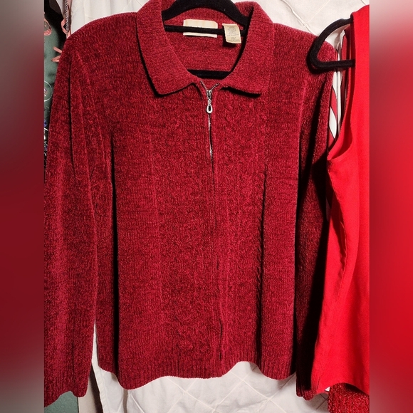 Bundle Of Reds ♥️ 5 Pieces All Same Similar Fit With 22-23" Pit To Pit (L-XL) - Picture 11 of 12